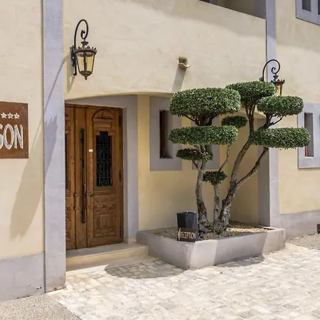 L'aragon فندق