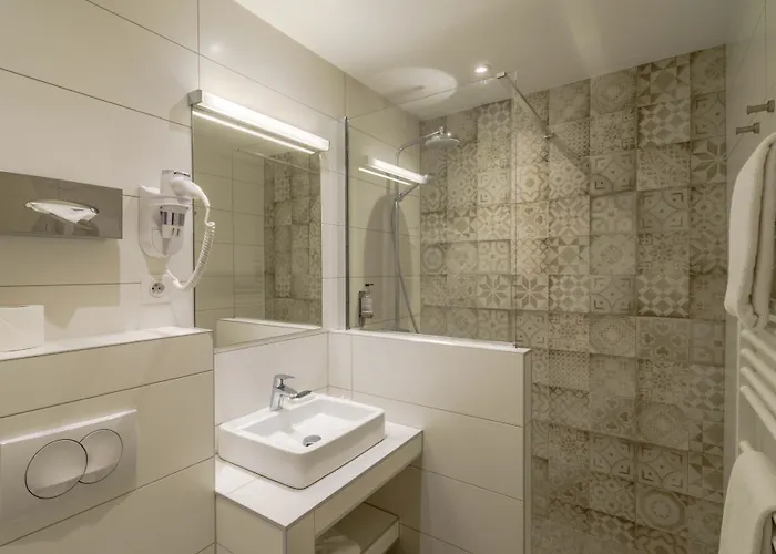 L'aragon A 50m De La Cite De